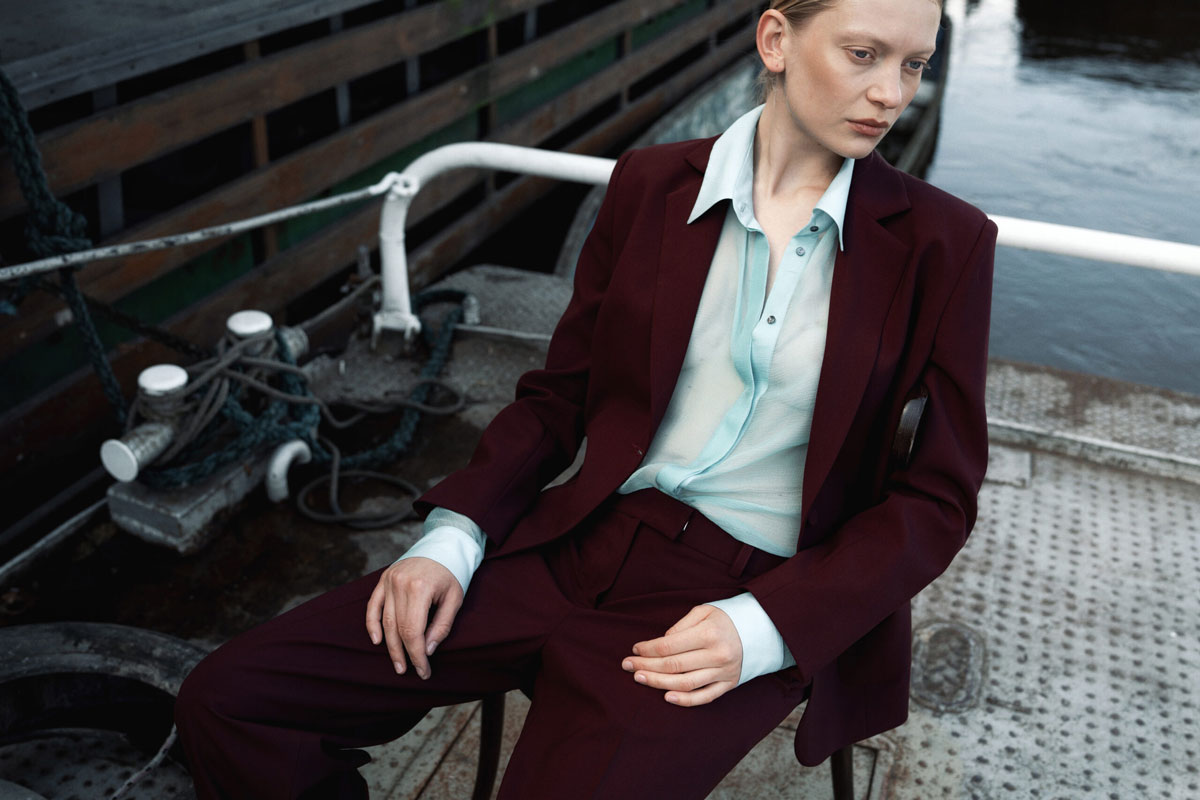 VICTORIA burgundy wool trousers with straight, relaxed legs - Image 9